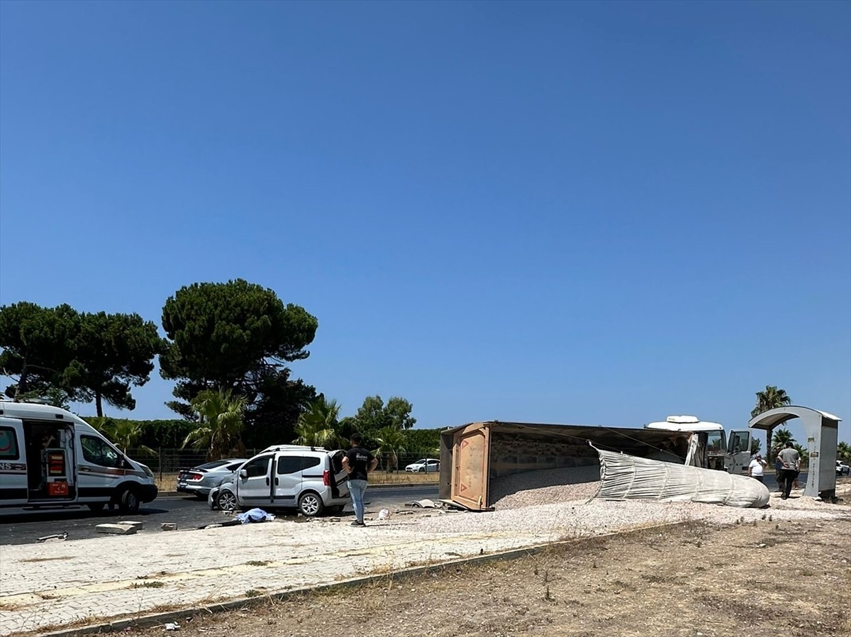 Antalya'nın Manavgat ilçesinde tırla çarpışan hafif ticari aracın sürücüsü hayatını...