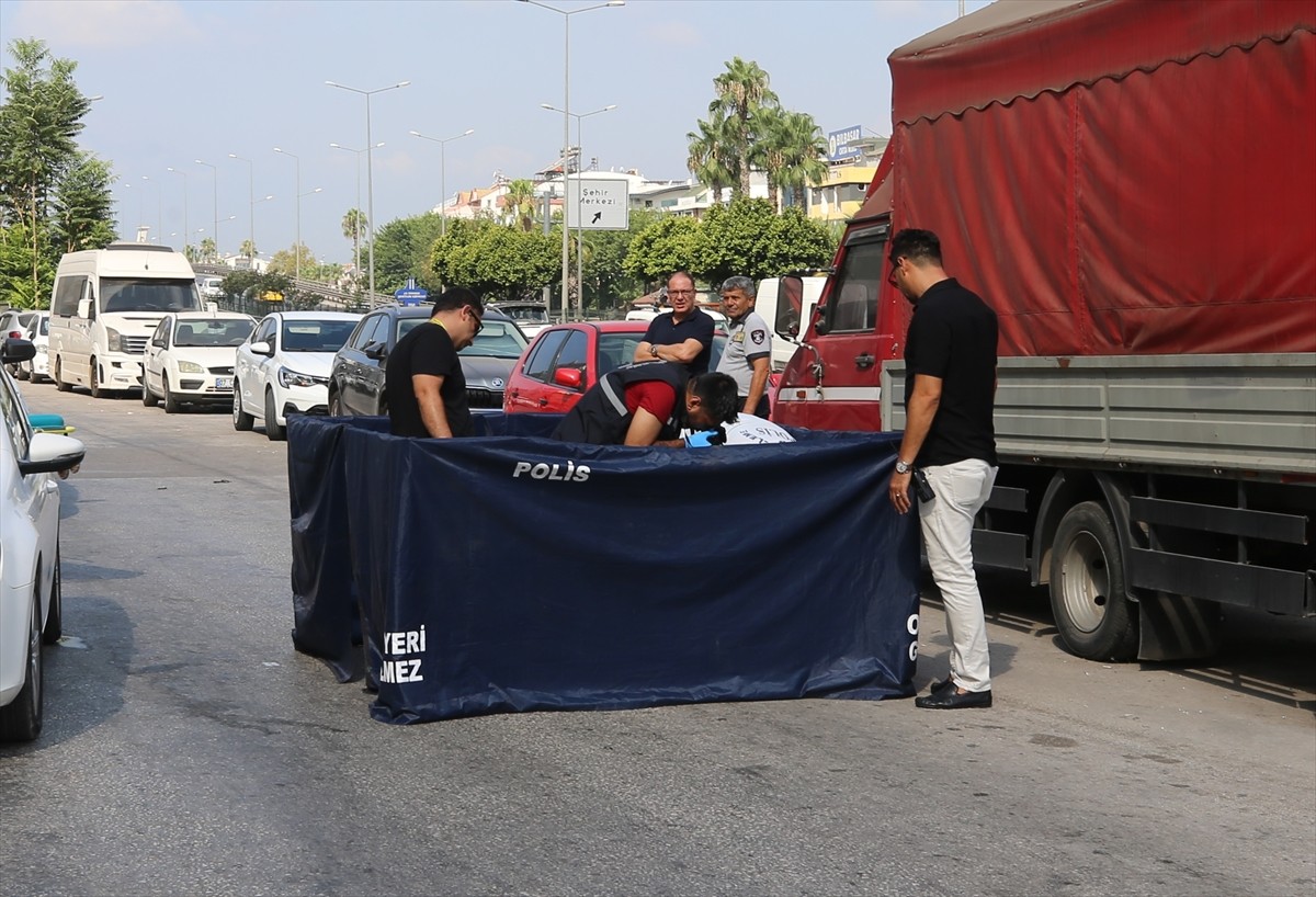 Antalya'nın Muratpaşa ilçesinde bir kişi aracında ölü bulundu. Polis ekipleri, olay yerinde...