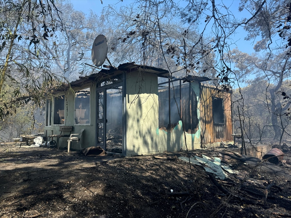 Antalya'nın Muratpaşa ilçesinde çıkan orman yangınına, ekipler havadan ve karadan müdahale ediyor....