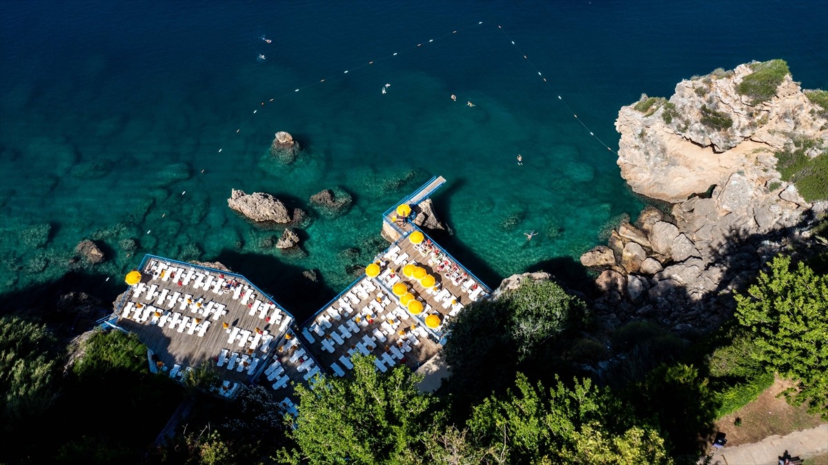 Antalya'nın Muratpaşa ilçesindeki falez plajlarında "Mavi Bayrak" dalgalanmaya başladı. Oluşumu 64...