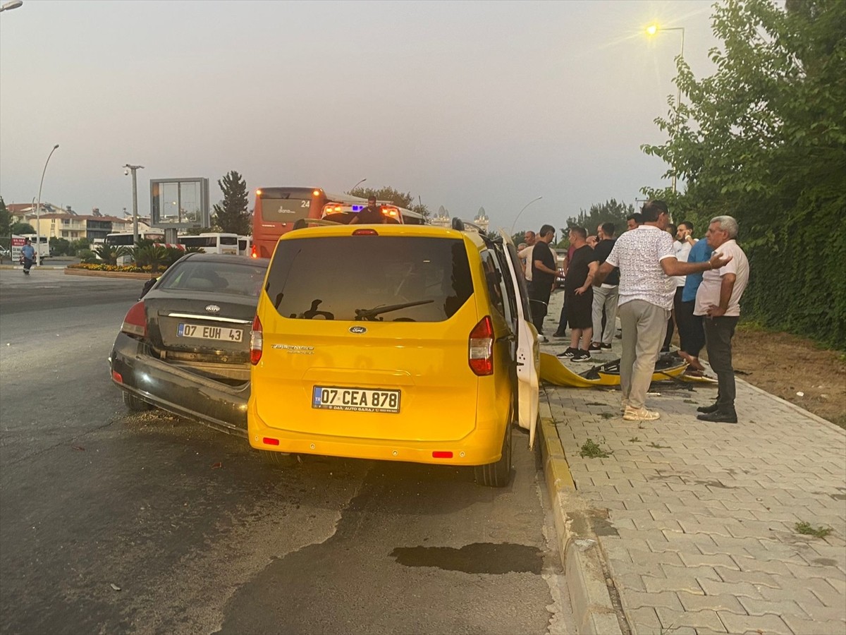 Antalya'nın Serik ilçesinde, ticari taksi ile otomobilin karıştığı kazada 5'i yabancı turist 7...