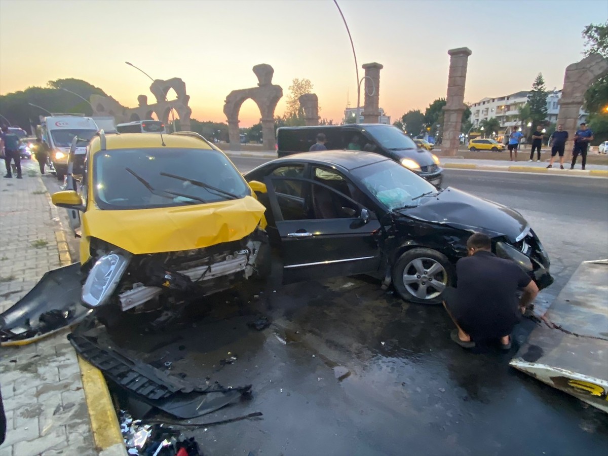 Antalya'nın Serik ilçesinde, ticari taksi ile otomobilin karıştığı kazada 5'i yabancı turist 7...