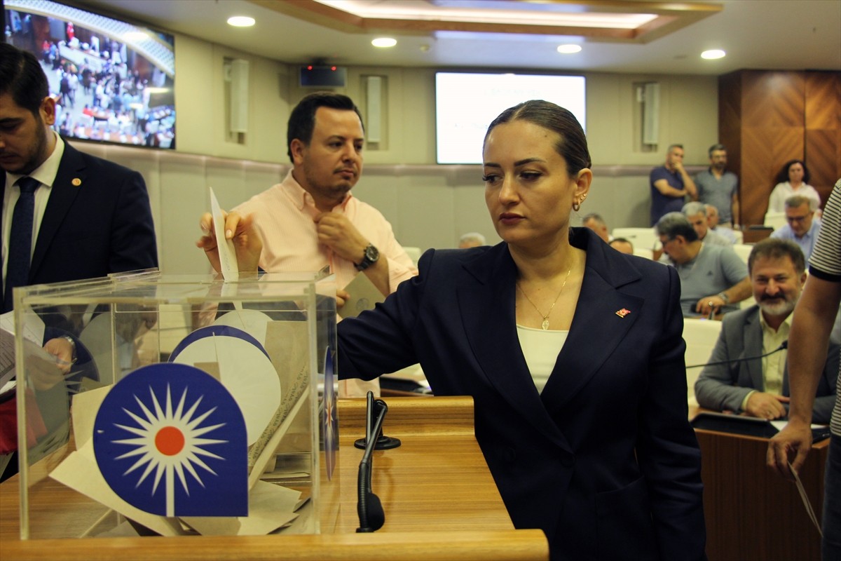 Antalya Büyükşehir Belediyesi Meclisinde, tutuklanan Belediye Başkanı Muhittin Böcek'in görevden...