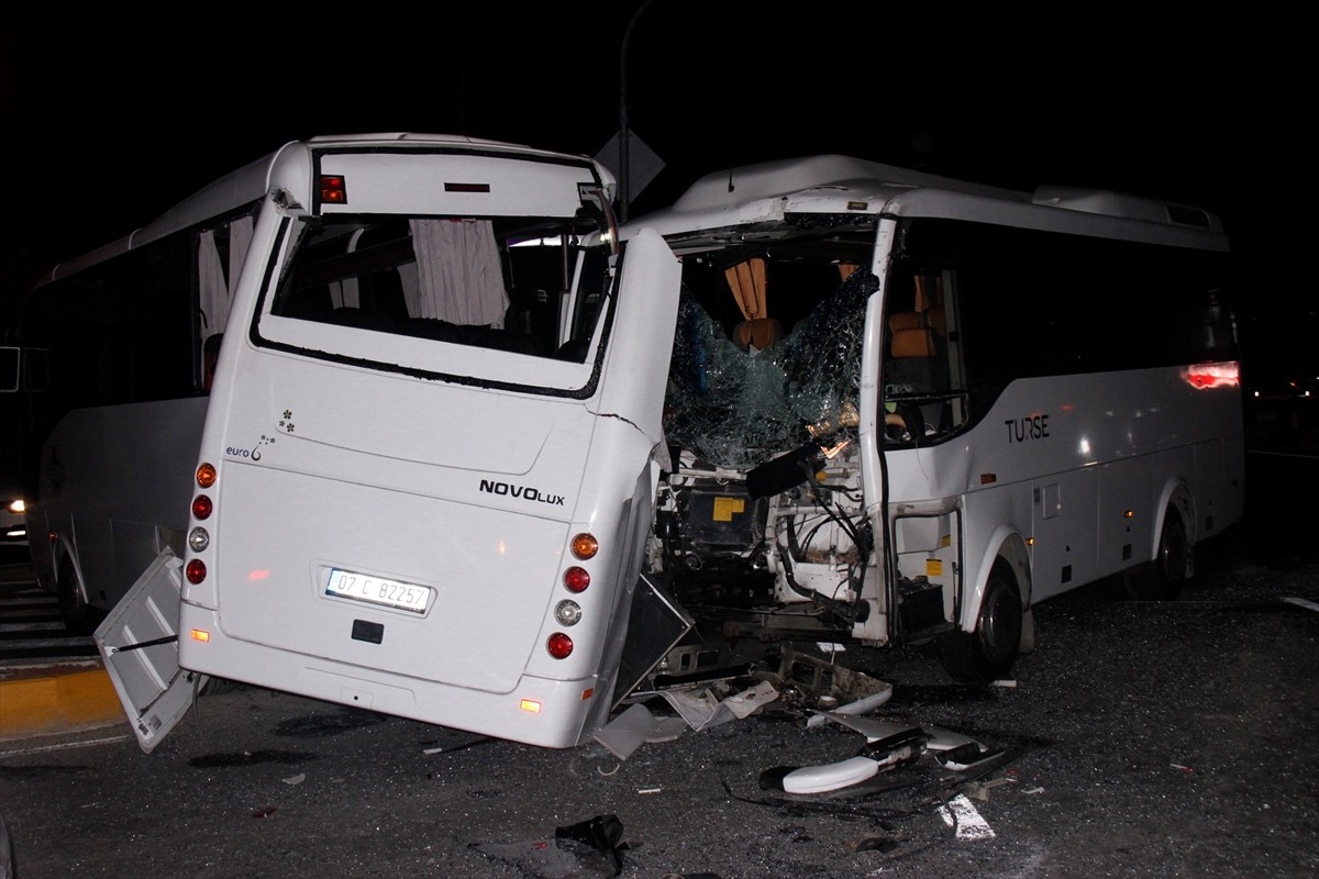 Antalya’nın Serik ilçesinde 3 midibüsün karıştığı kazada 6 kişi yaralandı.