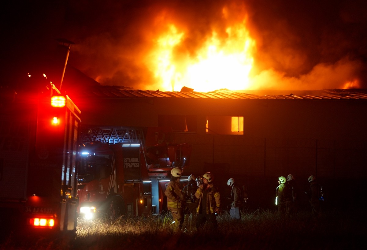 Arnavutköy'de plastik ve sünger fabrikasında çıkan yangına itfaiye ekiplerince müdahale ediliyor....
