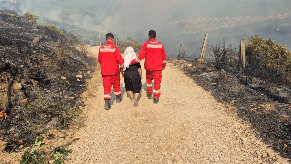 Arnavutluk'un güneyindeki Delvina iline bağlı 3 köyün orman yangınları nedeniyle tahliye edileceği...