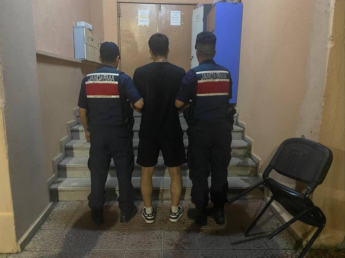 Artvin'in Arhavi ilçesinde düzenlenen uyuşturucu operasyonunda gözaltına alınan 2 şüpheli...