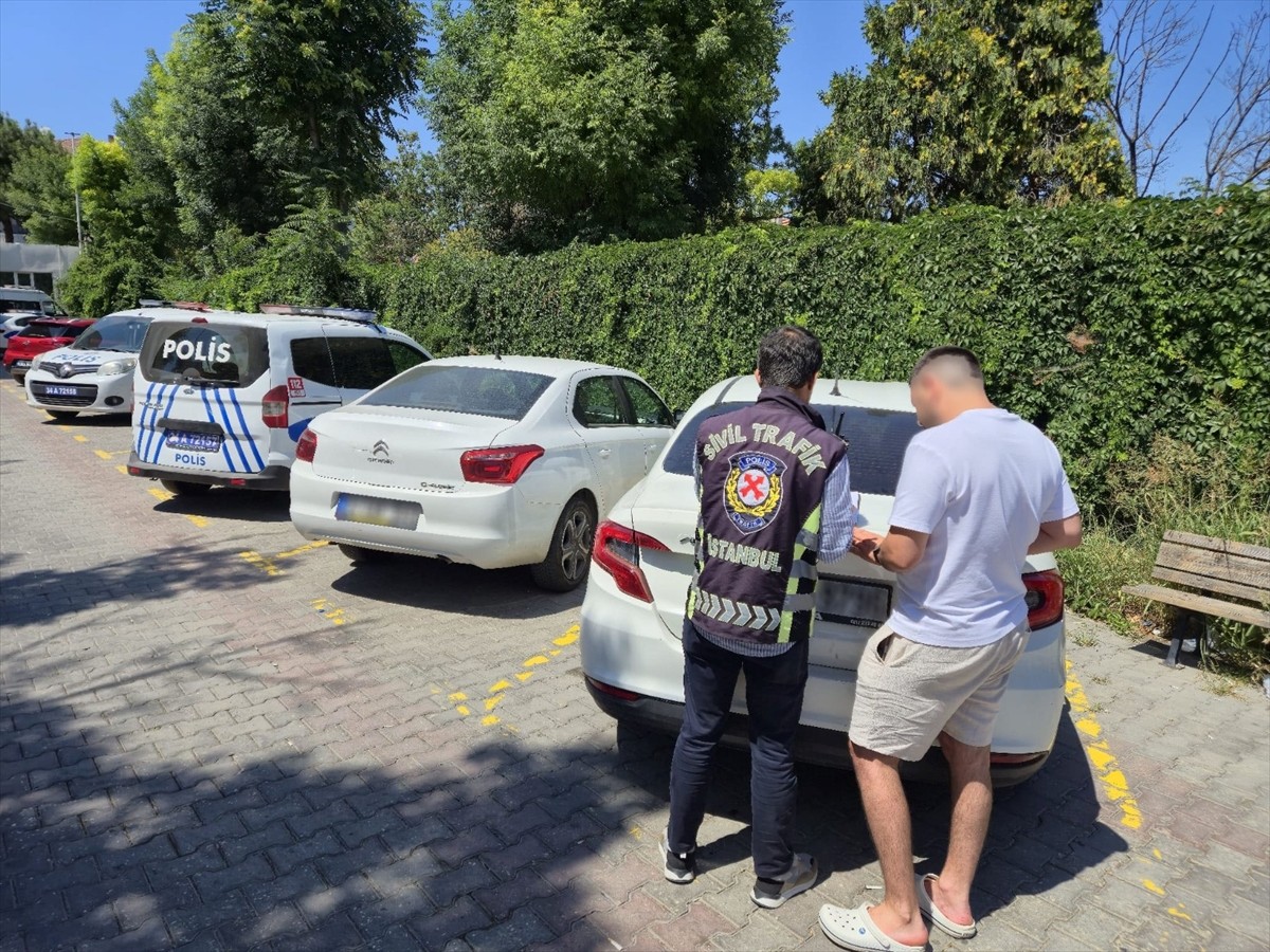 Avcılar'da, aracıyla makas atarak trafik güvenliğini tehlikeye düşüren sürücüye 11 bin 253 lira...