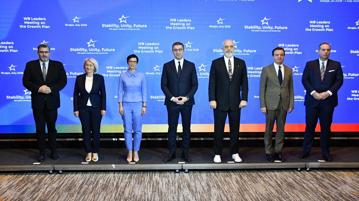 Avrupa Birliği (AB) Komisyonunun Genişlemeden Sorumlu Üyesi Marta Kos ve Kuzey Makedonya Başbakanı...