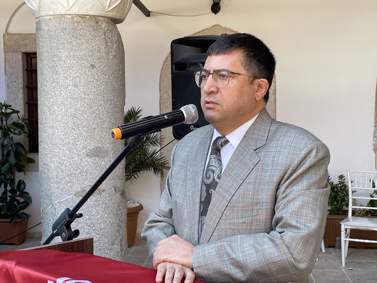 Aydın'da Vakıflar Bölge Müdürlüğü tarafından 52 çocuk için sünnet töreni düzenlendi. Süslenen üstü...