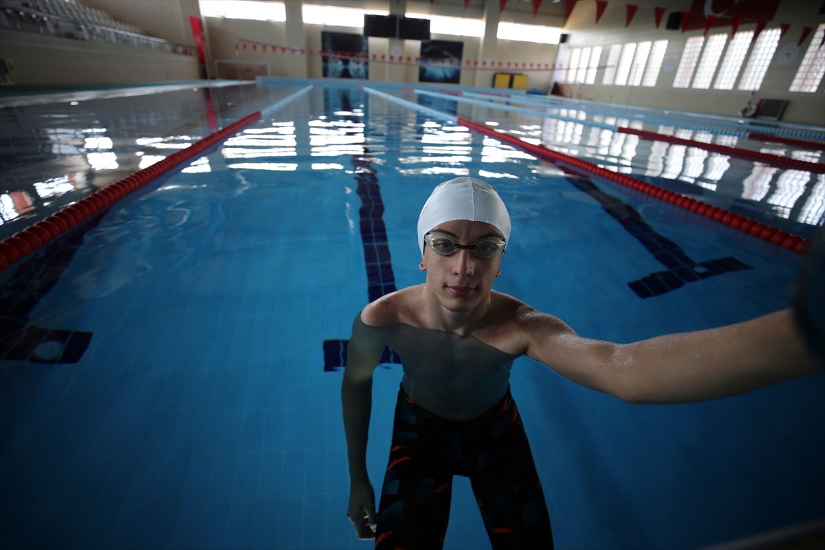 Aydın'da yaşayan görme engelli yüzücü Yaman Rüzgar Kızılet, yarın İstanbul'da başlayacak 2025...