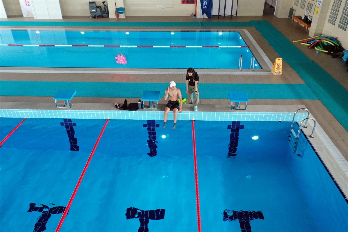 Aydın'da yaşayan görme engelli yüzücü Yaman Rüzgar Kızılet, yarın İstanbul'da başlayacak 2025...