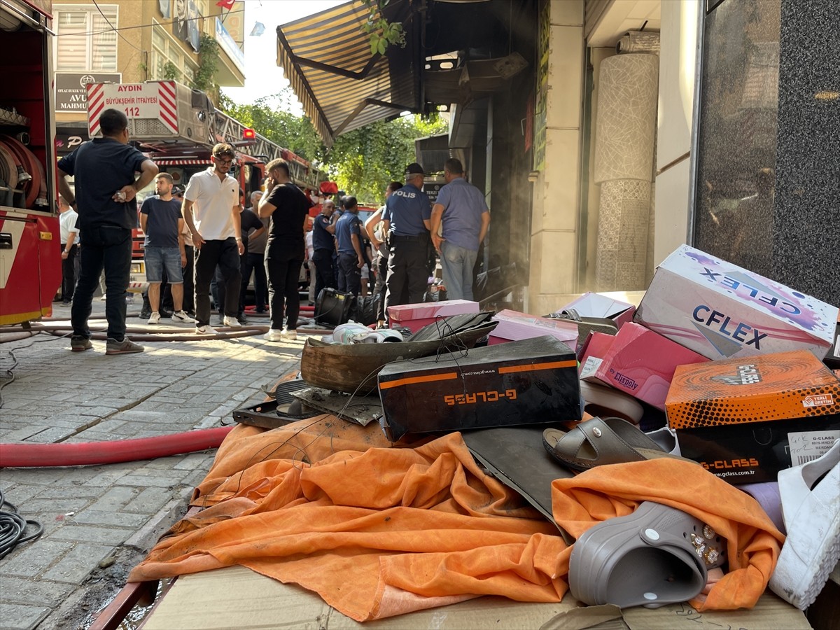 Aydın'ın Efeler ilçesinde ayakkabı dükkanında çıkan yangın itfaiye ekipleri tarafından...