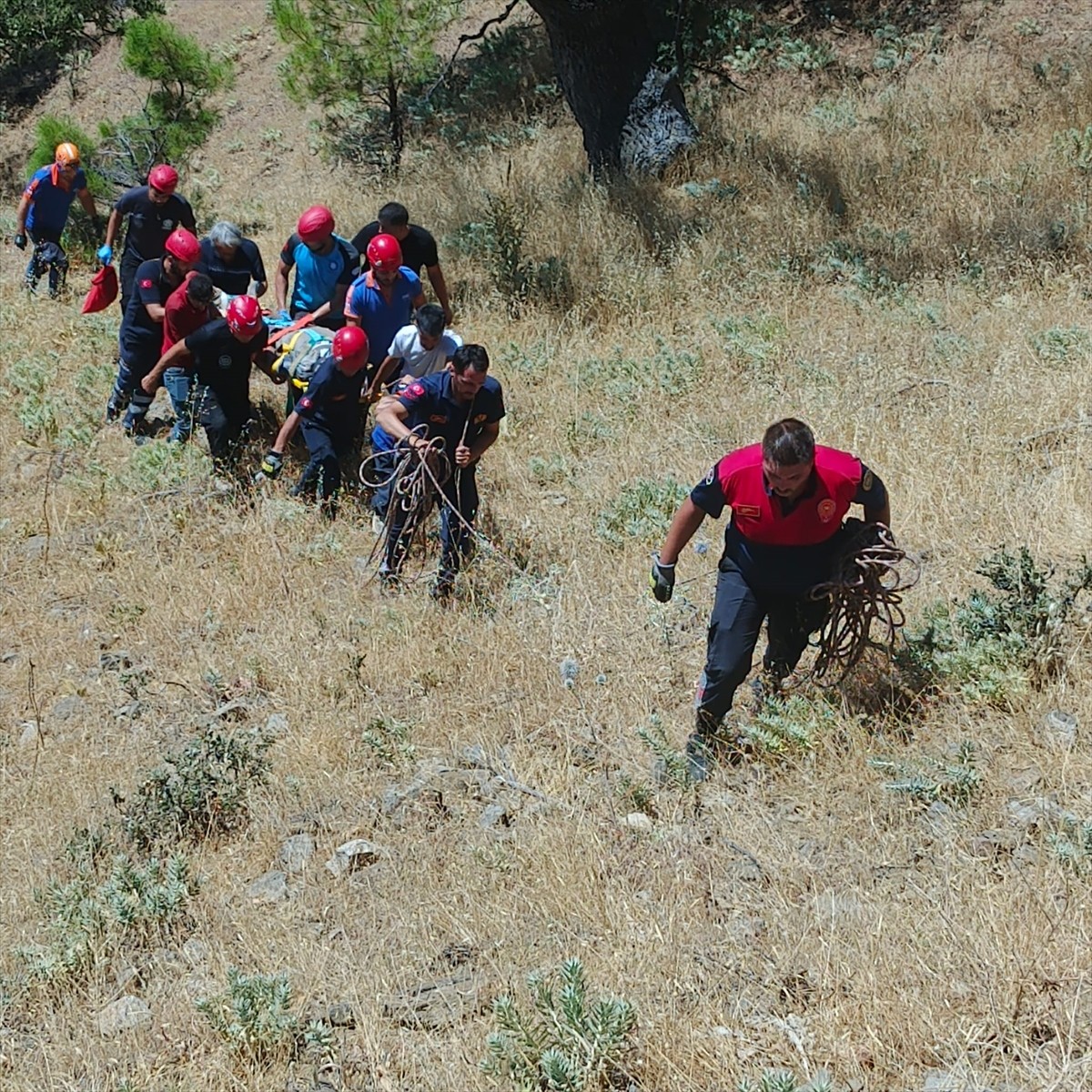 Aydın'ın Kuyucak ilçesinde dağın yamacında kekik toplarken rahatsızlanan kişi, ekiplerin...