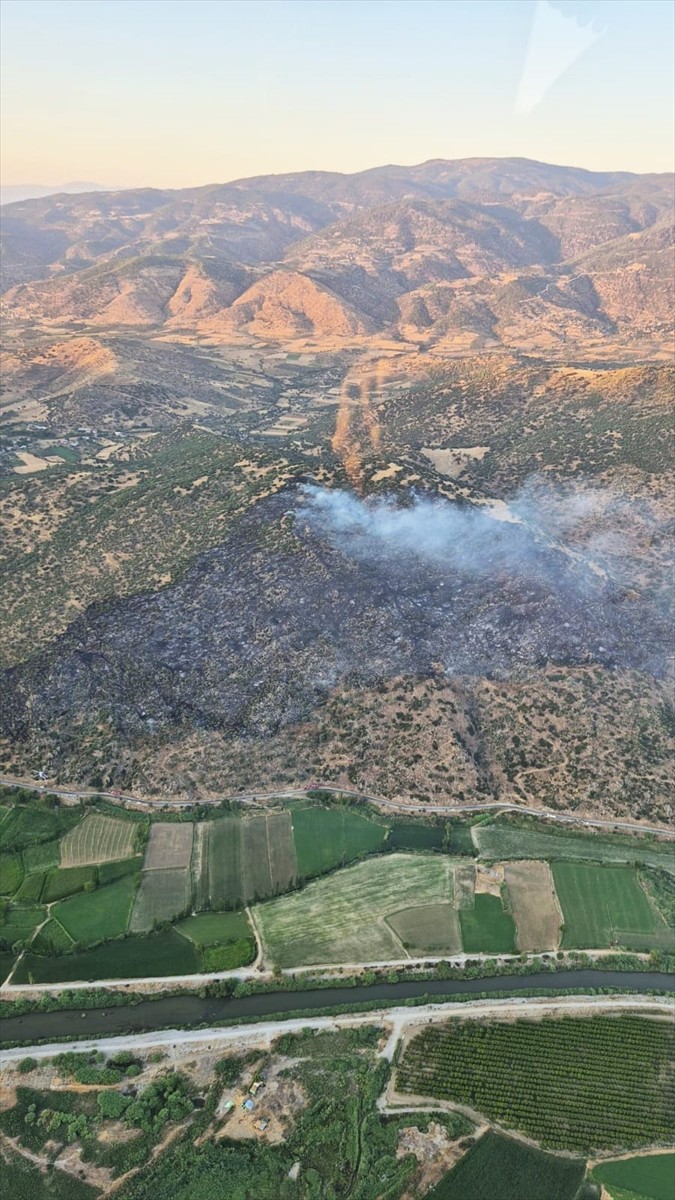 Aydın'ın Nazilli ilçesinde makilik alanda çıkan yangın, havadan ve karadan müdahaleyle...