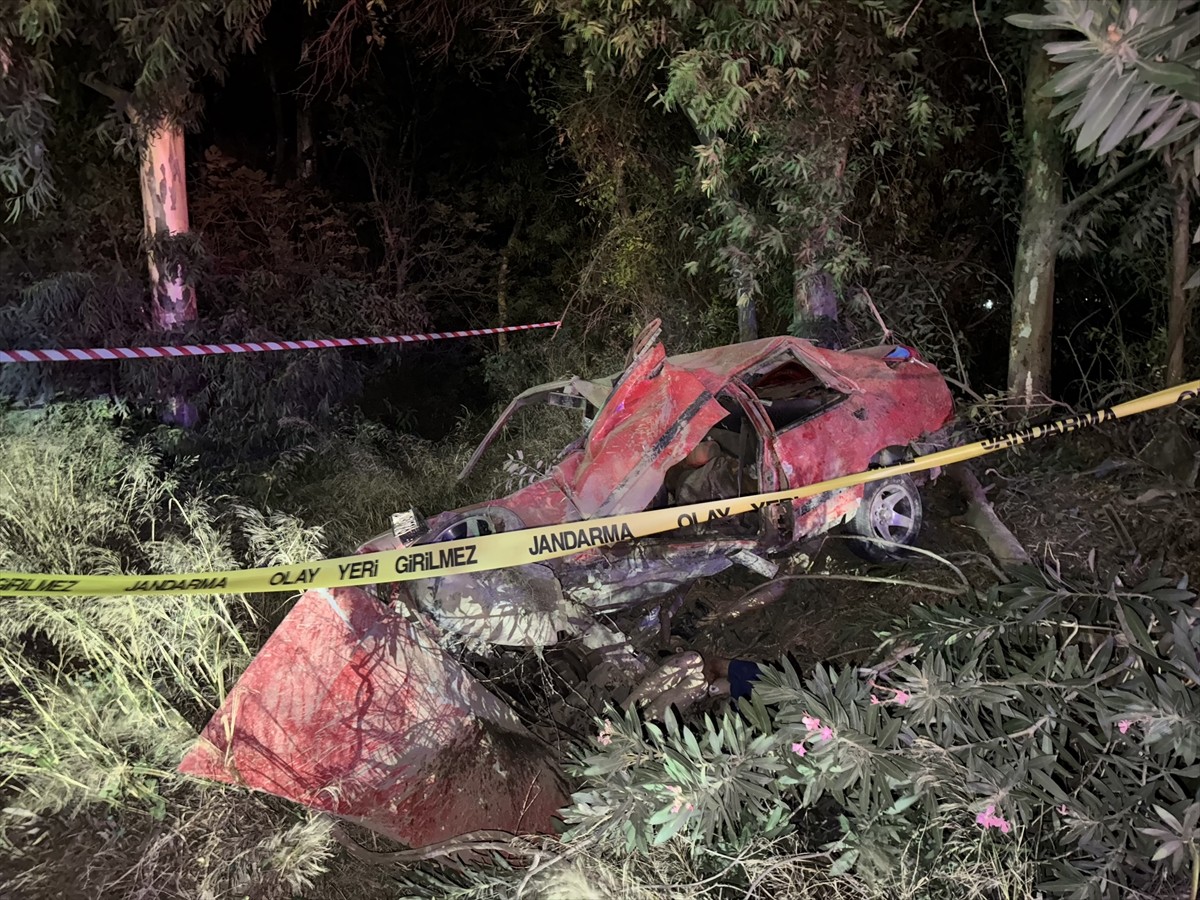  Aydın'ın Söke ilçesinde otomobilin ağaca çarpması sonucu 2 kişi hayatını kaybetti.