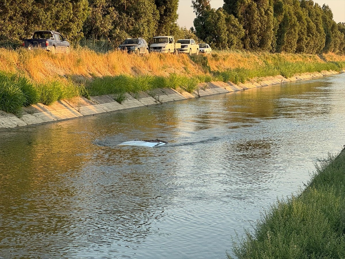 Aydın'ın Söke ilçesinde sulama kanalına devrilen pikabın sürücüsü hayatını kaybetti.