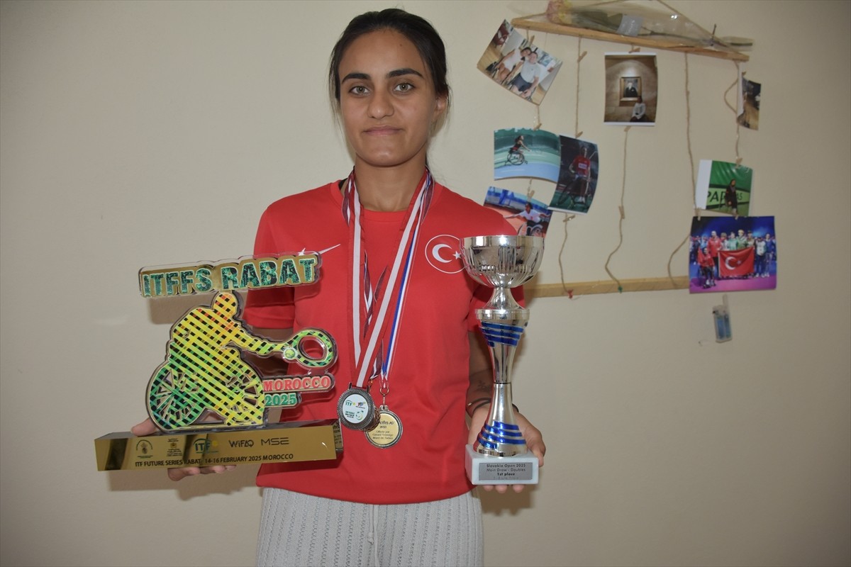 Babasının aracını satarak turnuvaya gönderdiği Şırnaklı engelli tenisçi Zeliha Aksak, olimpiyat...