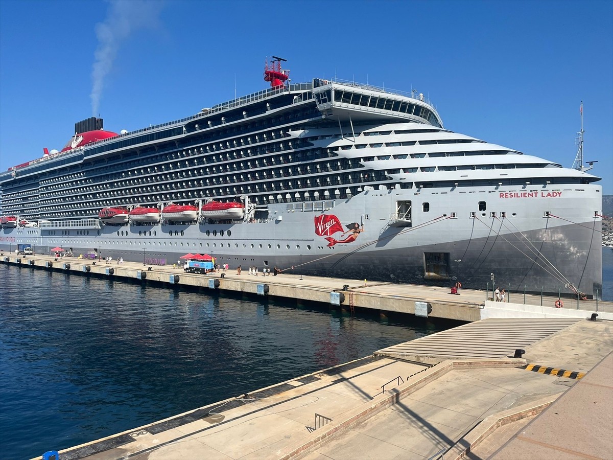 Bahamalar bayraklı "Resilient Lady" kruvaziyeri, 2 bin 600 yolcusuyla Muğla'nın Bodrum ilçesine...