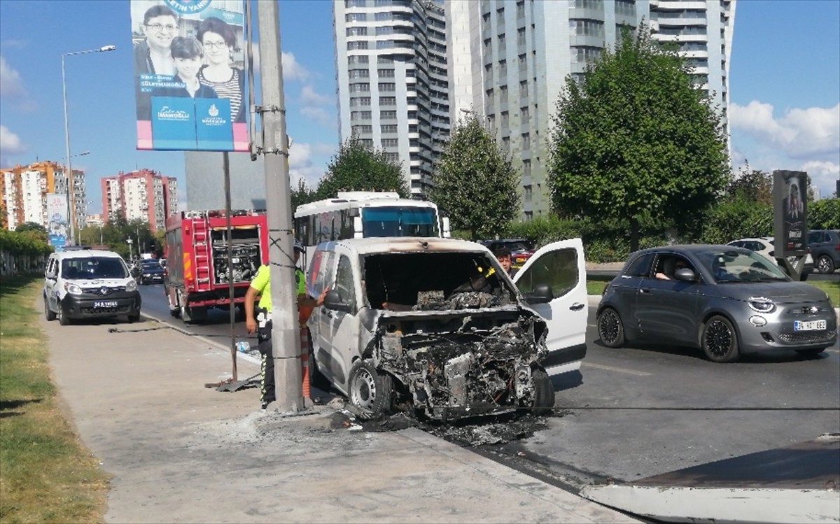 Bakırköy'de seyir halindeki hafif ticari araçta çıkan yangın itfaiye ekiplerince...