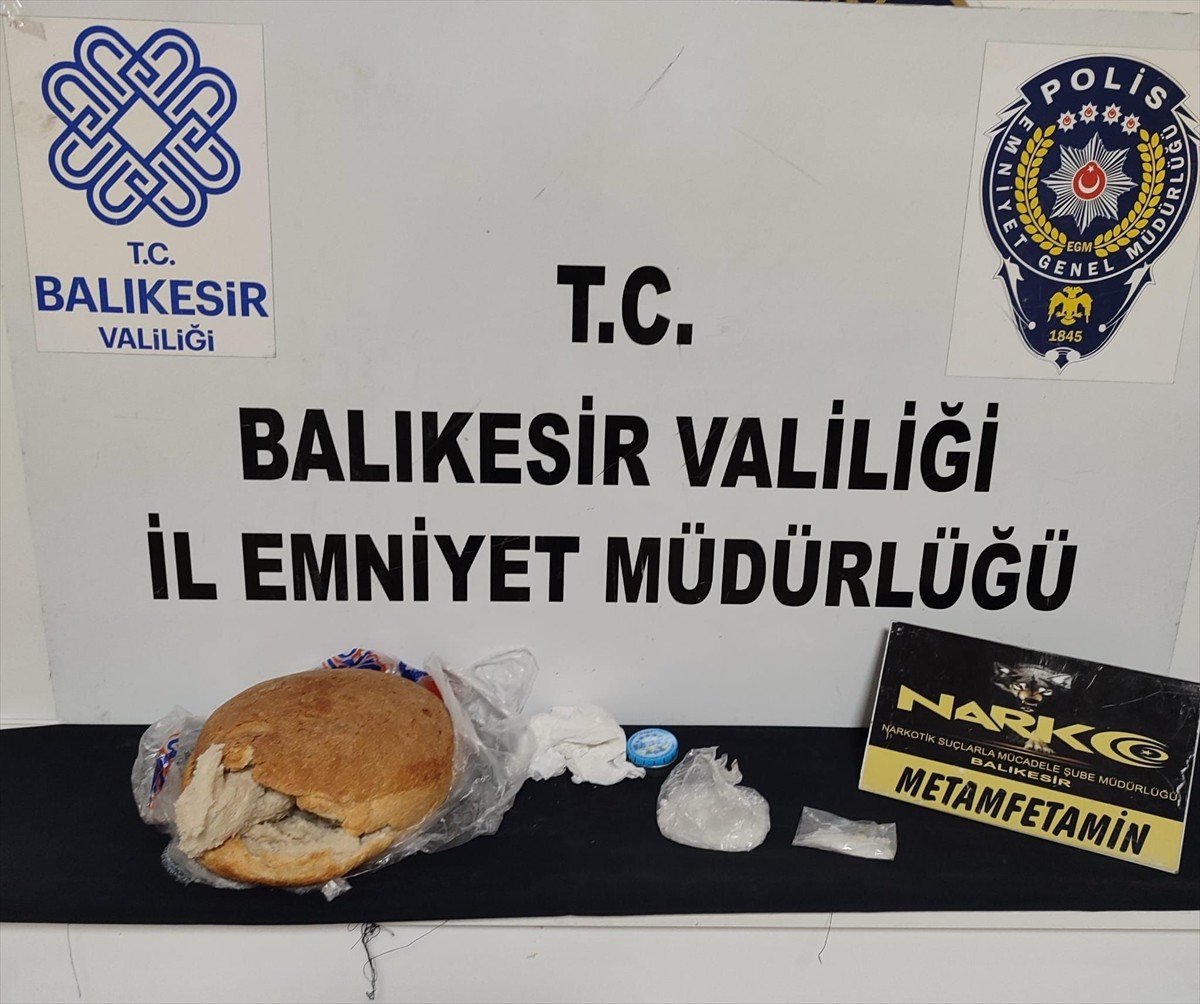 Balıkesir'de ekmeğin içine gizlenmiş uyuşturucu ele geçirildi, yakalanan 3 zanlı tutuklandı.