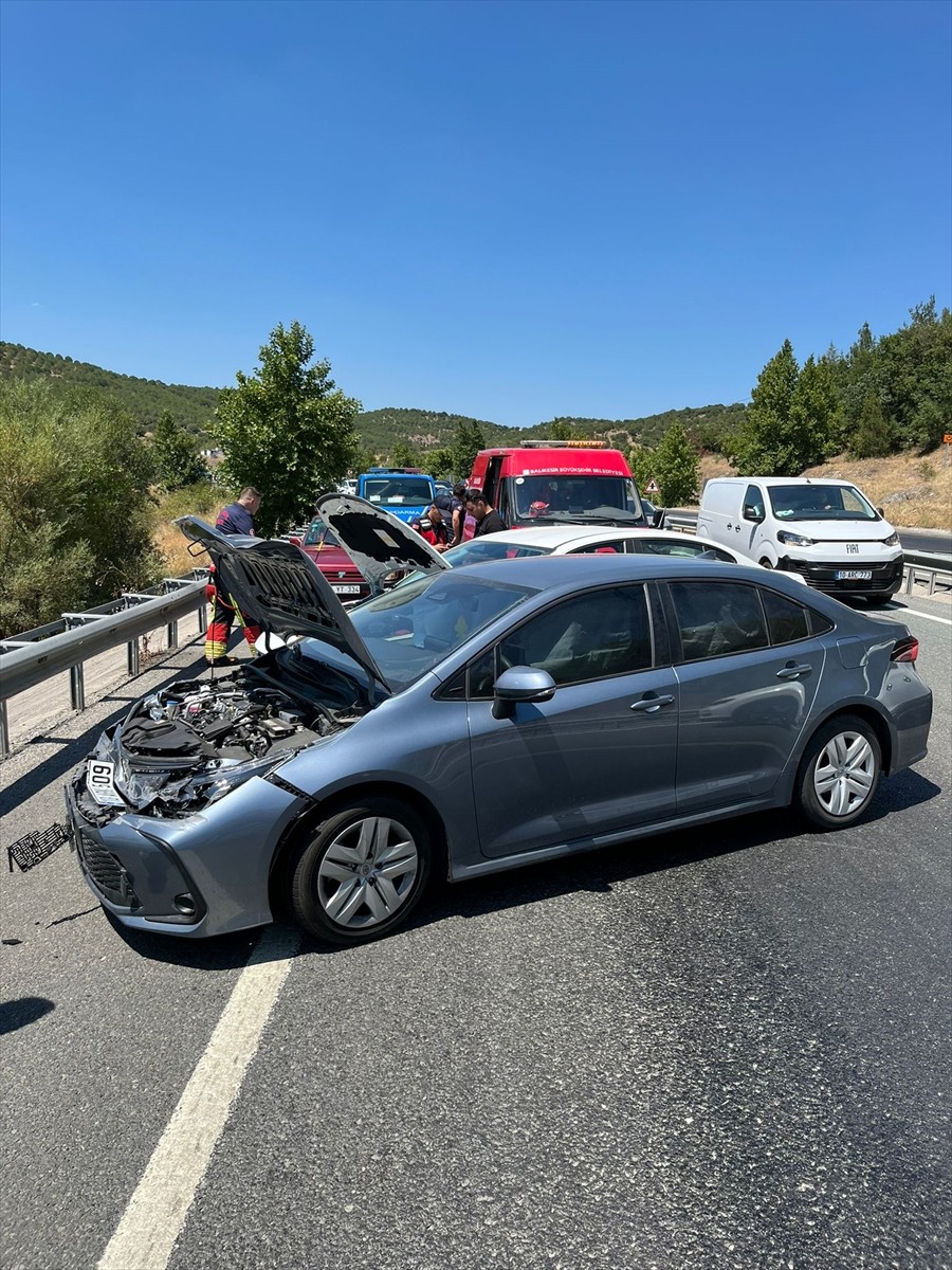Balıkesir'in İvrindi ilçesinde 4 otomobilin karıştığı zincirleme trafik kazasında 4 kişi...