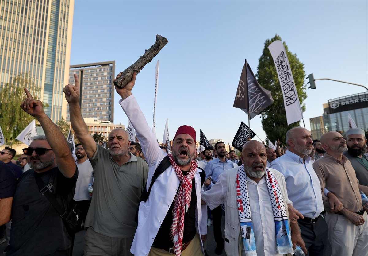 Başkentte, çeşitli sivil toplum kuruluşları İsrail'in Gazze'deki saldırılarına karşı protesto...