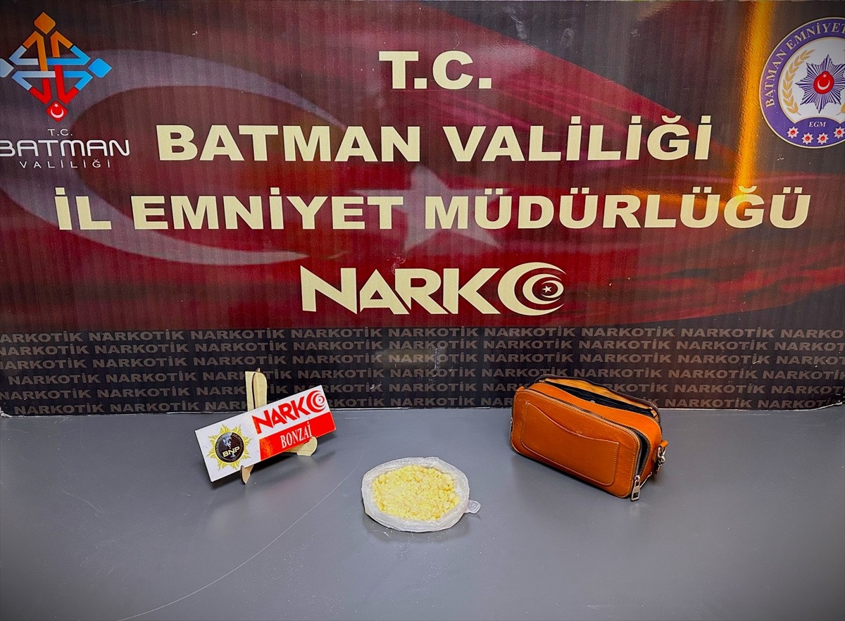 Batman'da havalimanında uyuşturucuyla yakalanan şüpheli tutuklandı. Şüphelinin üst ve el...