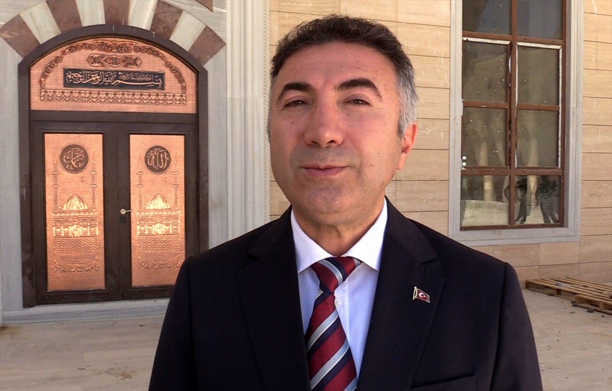 Batman Üniversitesi yerleşkesinde yapımı süren cami inşaatında sona yaklaşıldı. Üniversite...