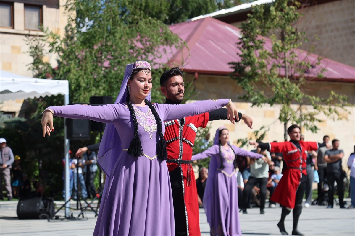 Bayburt'ta düzenlenen "29. Bayburt Dede Korkut Uluslararası Kültür ve Sanat Şöleni" başladı. Saray...