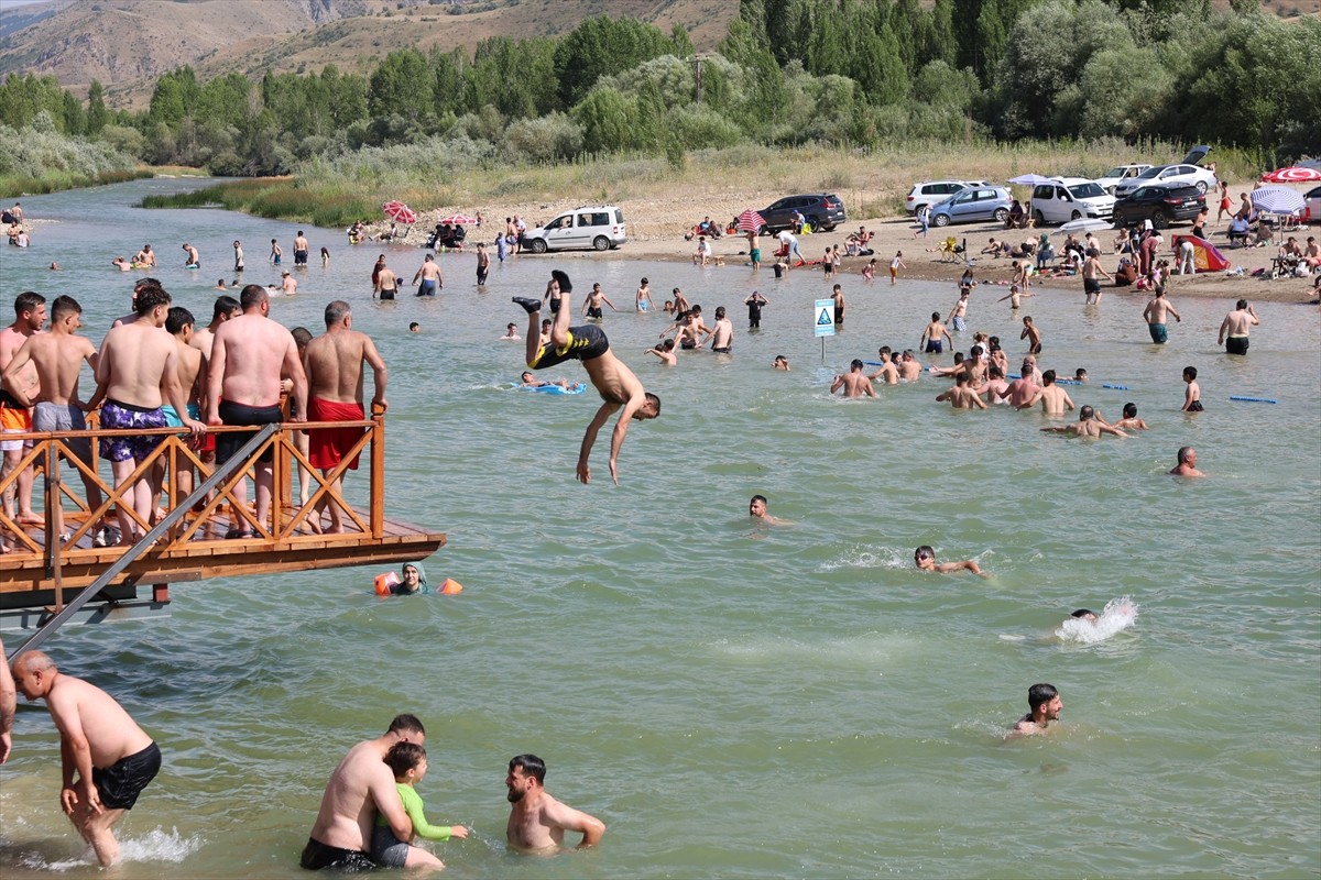 Bayburt'ta sıcaktan bunalanlar serinlemek için Çoruh Nehri'ne giriyor.