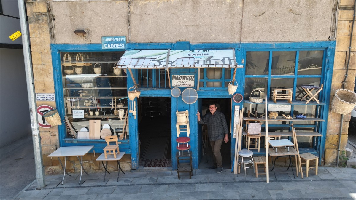 Bayburt'ta yaşayan emekli öğretmen Osman Kodan, babasının 80 yıl marangozluk yaptığı asırlık...