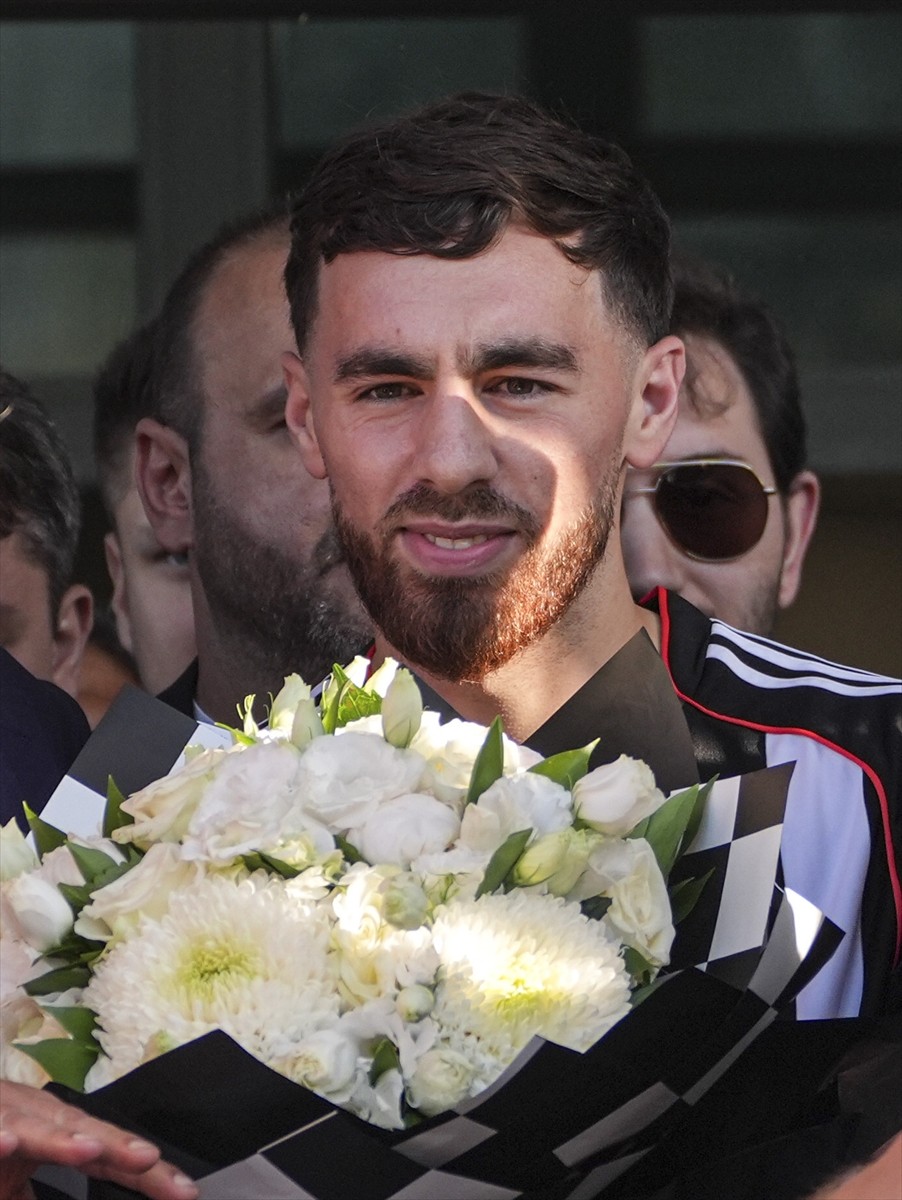 Beşiktaş'ın transfer görüşmelerine başladığı milli orta saha oyuncusu Orkun Kökçü, İstanbul'a...