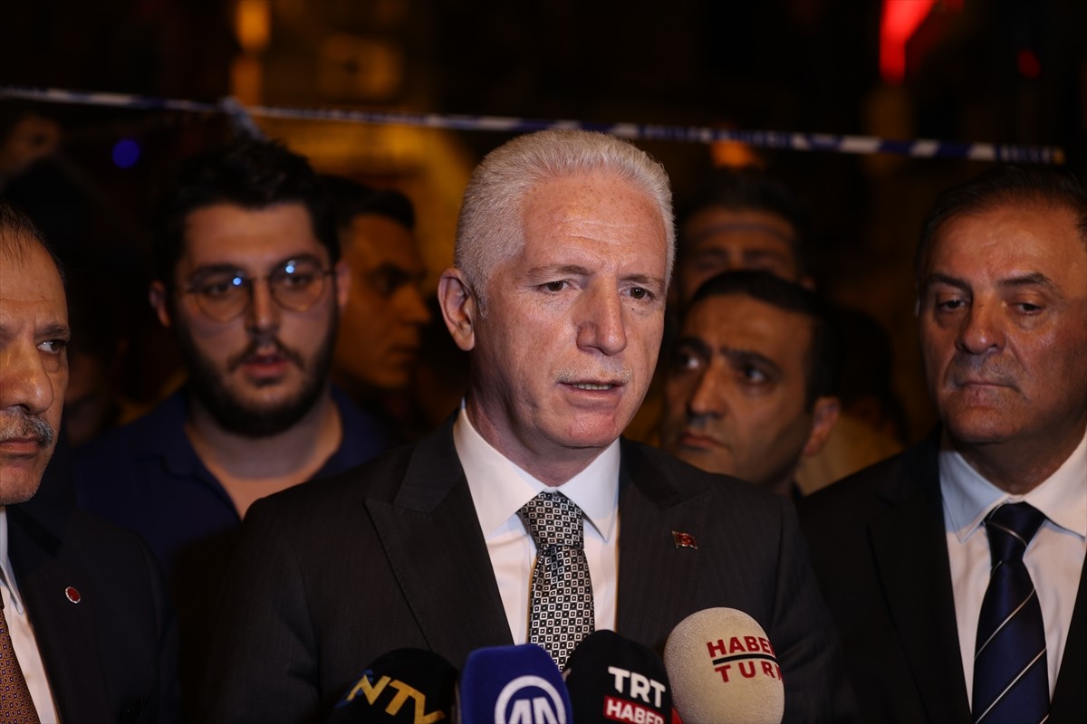 Beyoğlu'nda bir bina, zemin katındaki büfede meydana gelen patlamanın ardından çöktü. İstanbul...