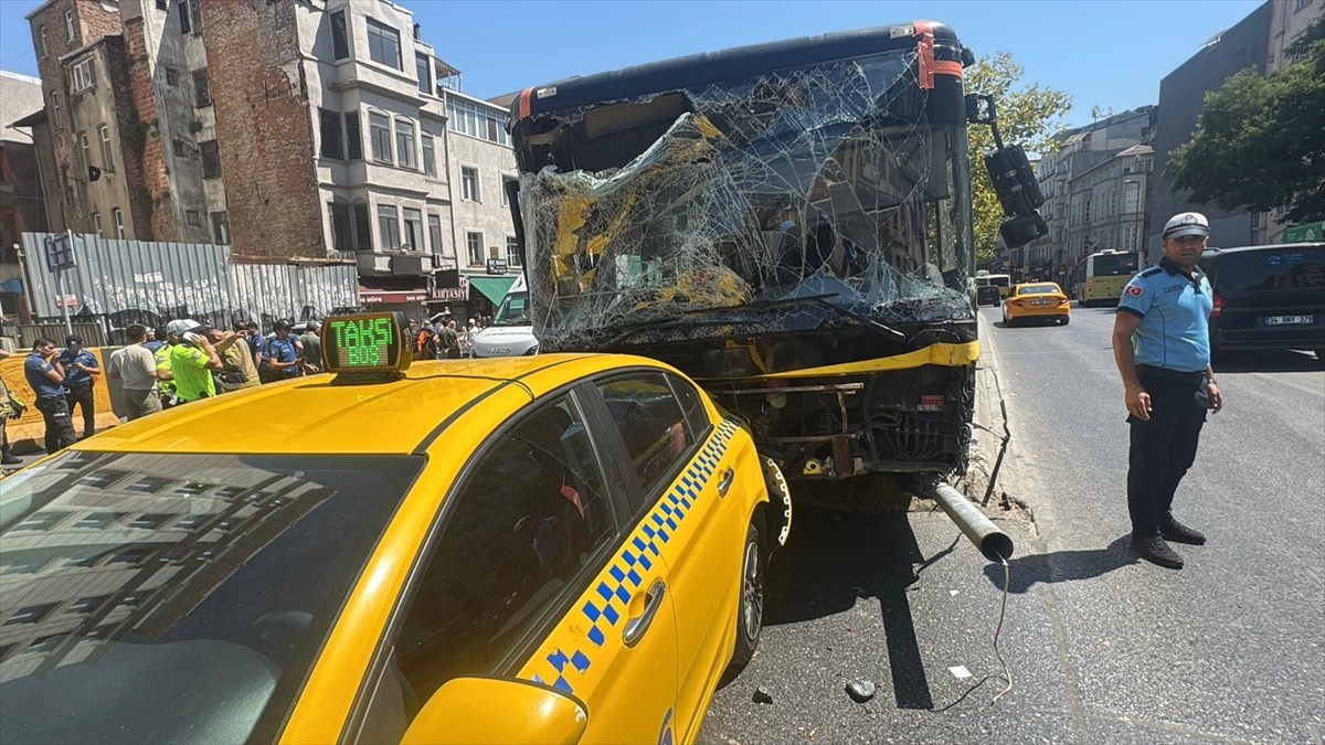 Beyoğlu Tarlabaşı Bulvarı'nda seyreden 2 İETT otobüsü, 1 çöp kamyonu, 3 hafif ticari araç, 2 taksi...