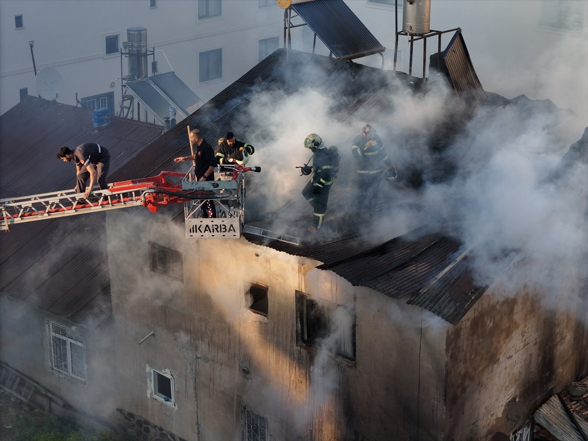 Bingöl'de iki katlı binada çıkan yangın, itfaiye ekiplerince söndürüldü.