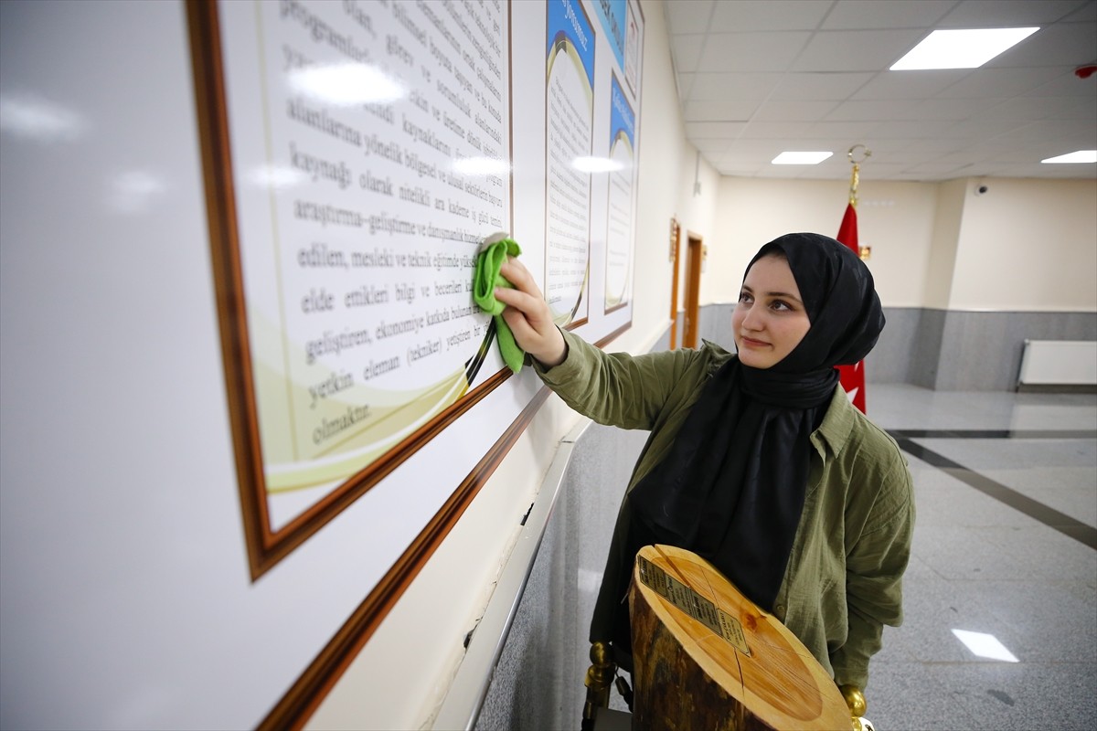 Bingöl Üniversitesinde temizlik personeli olarak görev yapan 21 yaşındaki Hacer Pelşin Korkutata...