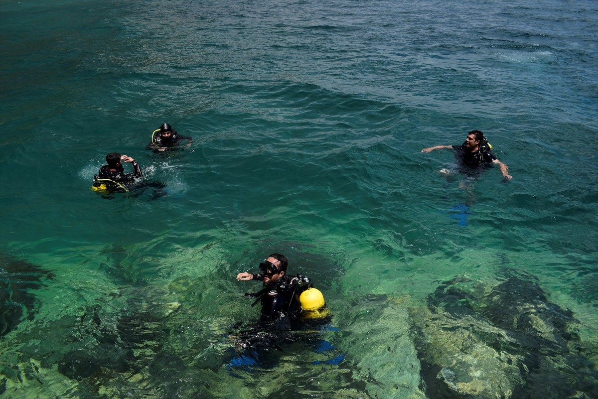 Bitlis'in Adilcevaz ilçesinde açılan dalış okulunda bu yıl 50 kişiye dalgıçlık eğitimi veriliyor....