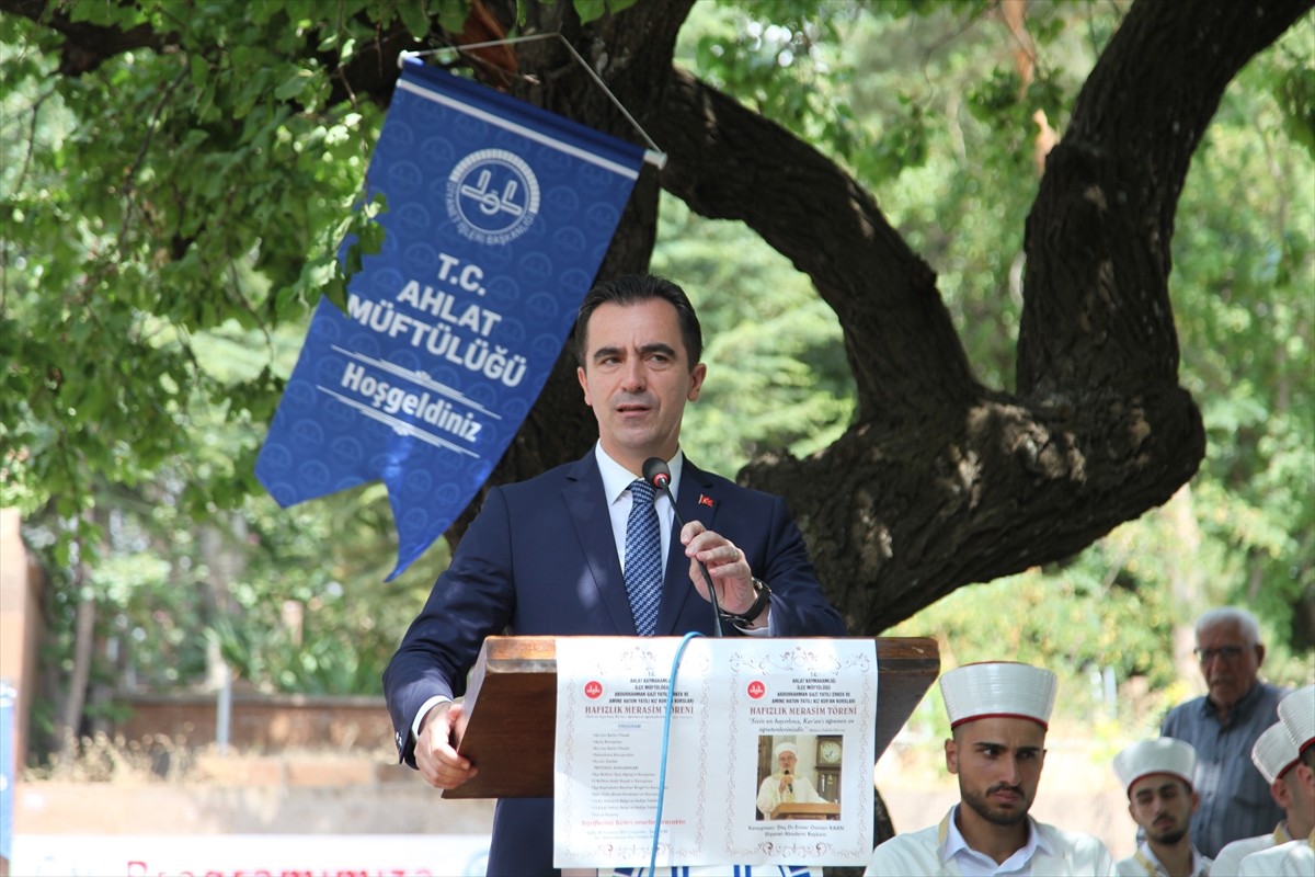 Bitlis'in Ahlat ilçesinde hafızlık eğitimini tamamlayan 83 öğrenci törenle icazet aldı. İcazet...
