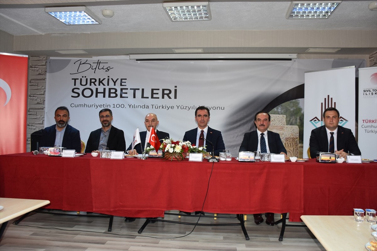 Bitlis'te "Cumhuriyet'in 100. yılında Türkiye Yüzyılı" vizyonu kapsamında "Türkiye Sohbetleri"...