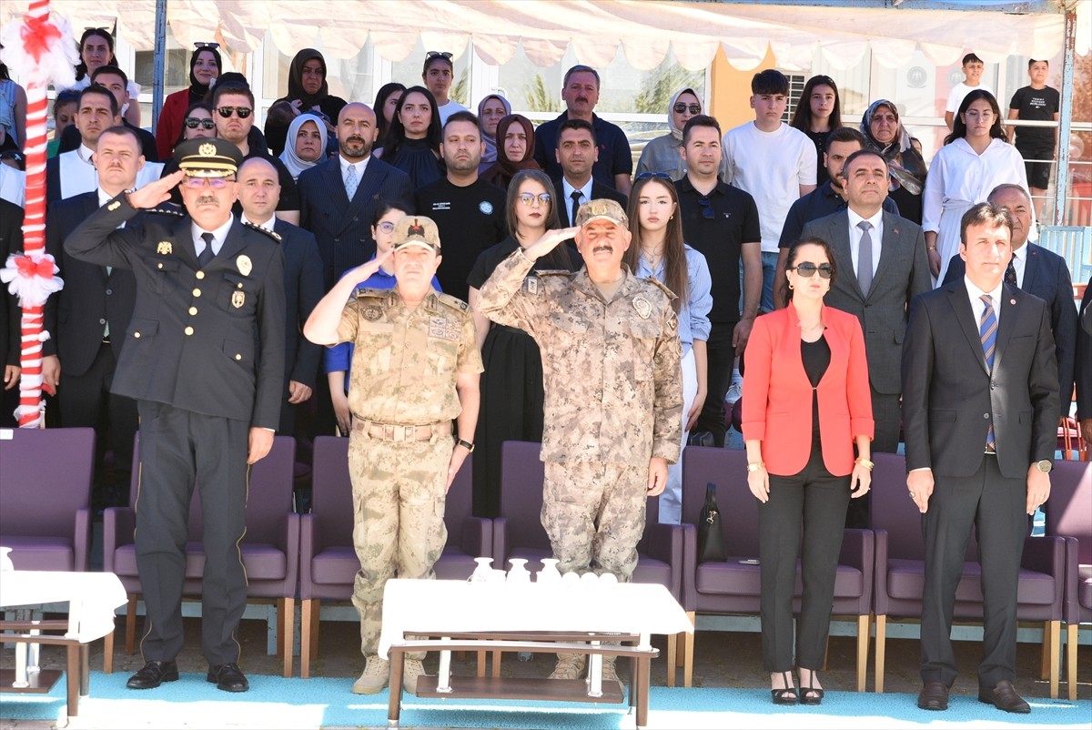 Bitlis Polis Meslek Eğitim Merkezi'nde (POMEM) eğitimlerini başarıyla tamamlayan 213 polis adayı...