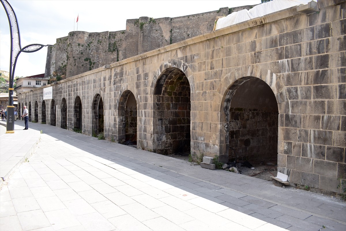 Bitlis Vakıflar Bölge Müdürlüğü, sorumluluk alanında bulunan 6 ildeki 20 yapının restorasyon...
