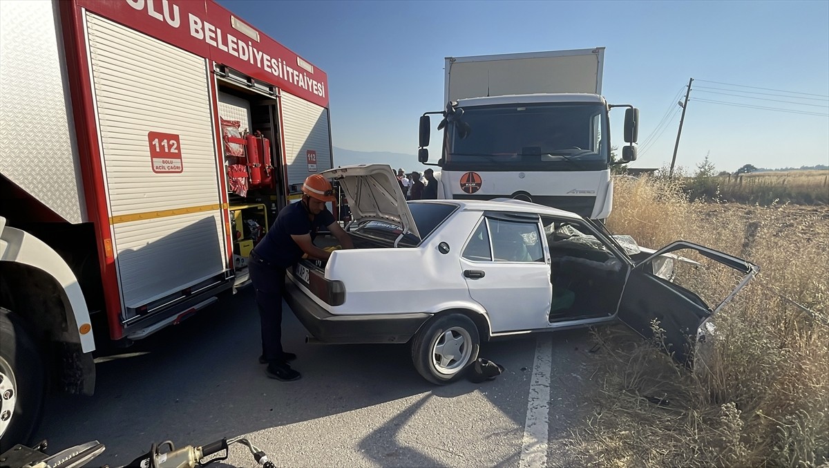 Bolu'da otomobille kamyonun çarpıştığı kazada 1 kişi öldü, 2 kişi yaralandı.