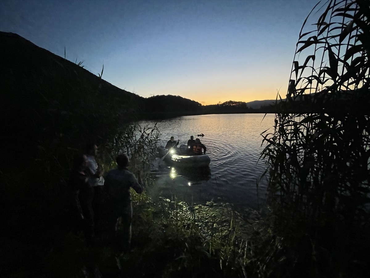 Bolu'nun Mudurnu ilçesine bağlı Taşkesti beldesinde gölette kaybolan genç için arama kurtarma...