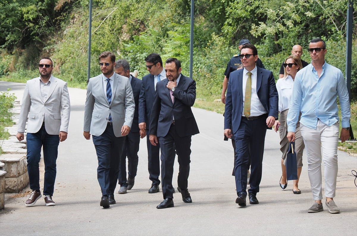 Bosna Hersek'in başkenti Saraybosna'da Büyükelçi Emin Akseki (önde ortada) adına, Büyükelçiler...