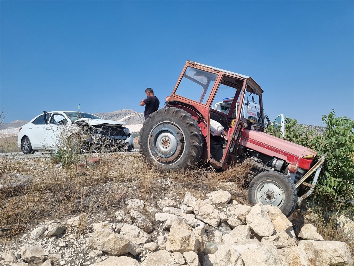 Burdur'un Karamanlı ilçesinde, traktörle otomobilin çarpışması sonucu 5 kişi yaralandı.