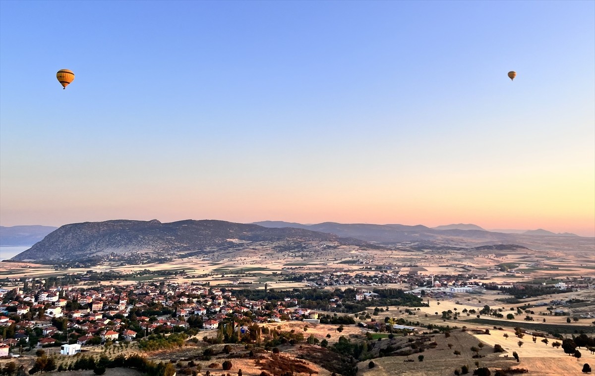 Burdur'un Yeşilova ilçesinde Salda Gölü manzaralı sıcak hava balon turizmi devam ediyor. Turkuaz...
