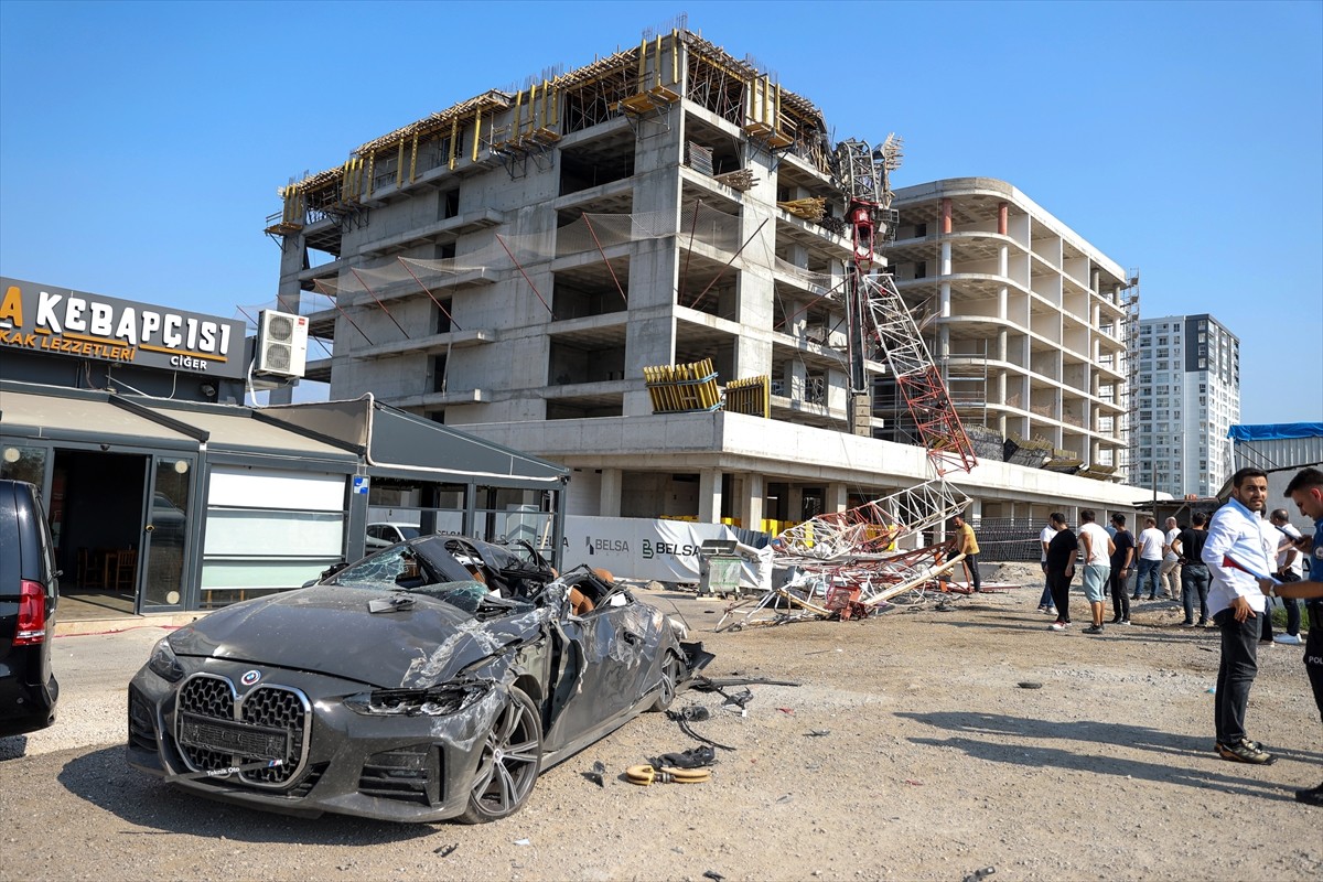 Bursa'da inşaat çalışmaları sırasında şantiyedeki vincin devrilmesi sonucu operatör yaralandı....