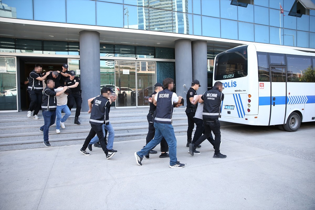 Bursa'da "Çetkinler" çetesi olarak bilinen suç örgütüne yönelik operasyonda, elebaşının da...