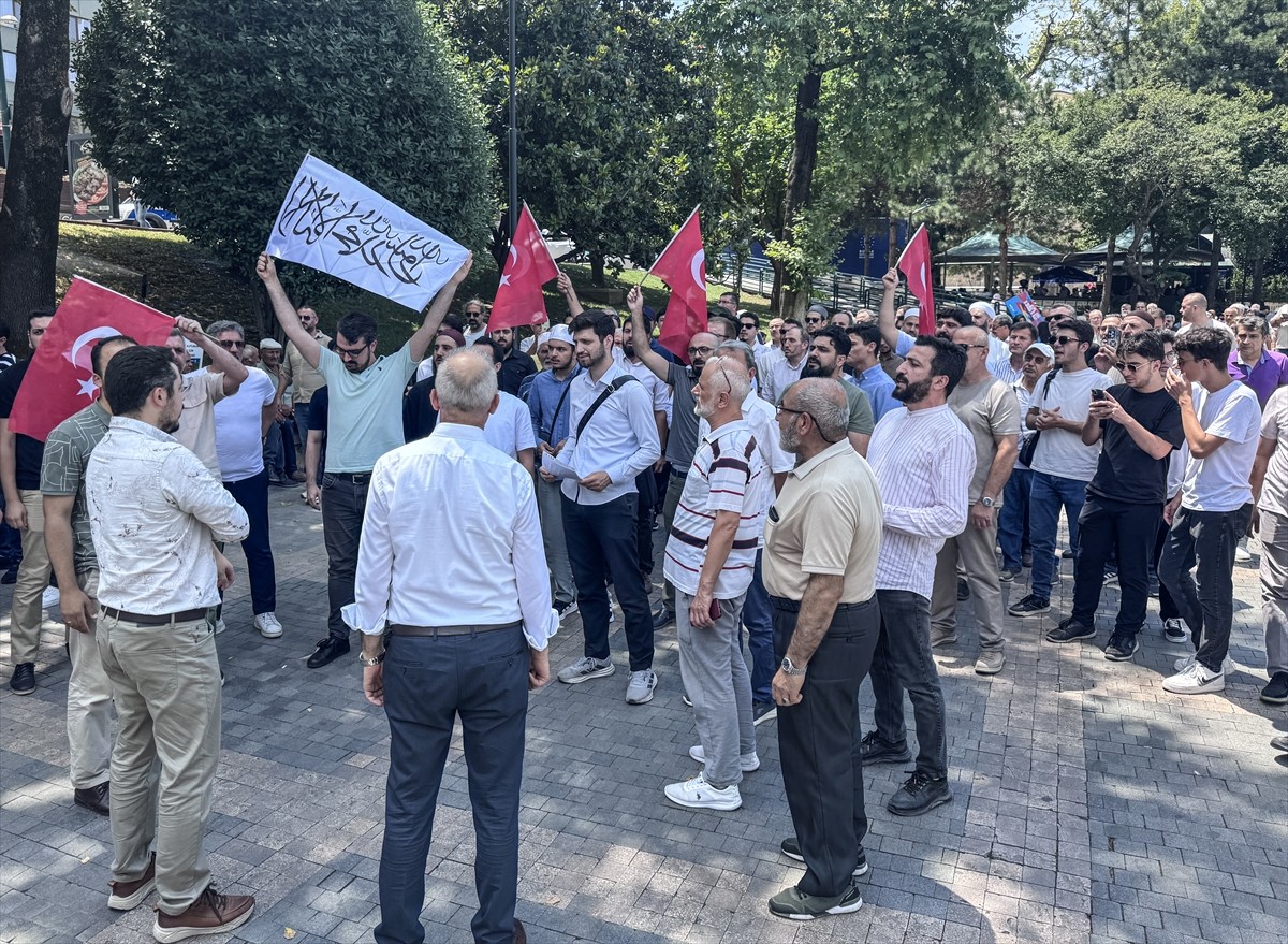 Bursa'da vatandaşlar, Hazreti Muhammed'in karikatür çizimini yayımlayan dergiye tepki gösterdi.